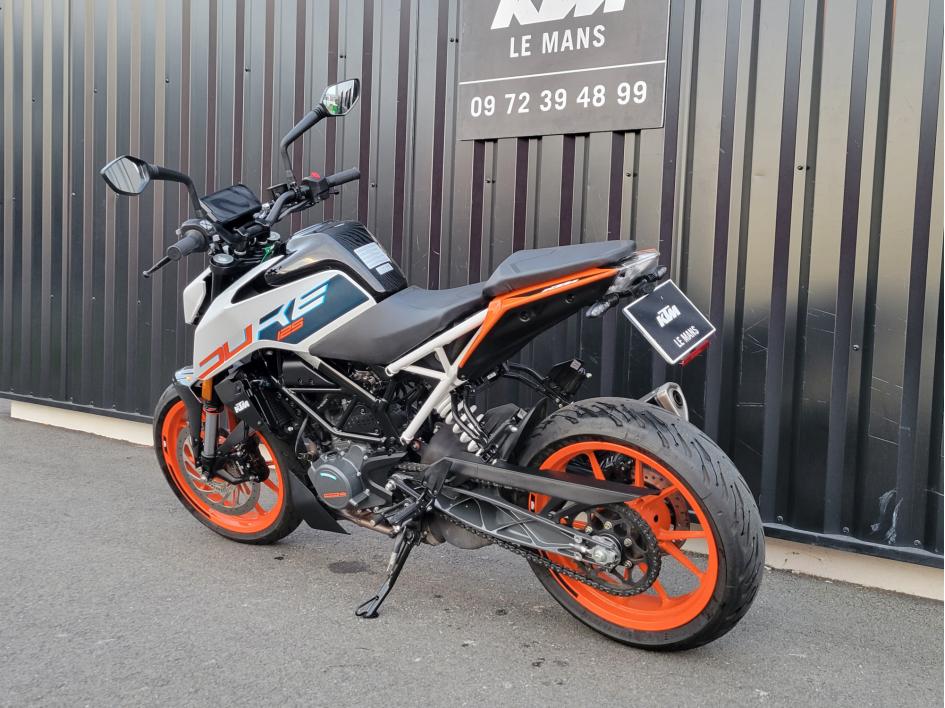 KTM 125 DUKE   1ERE MAIN  SEULEMENT 2900 KILOMETRES