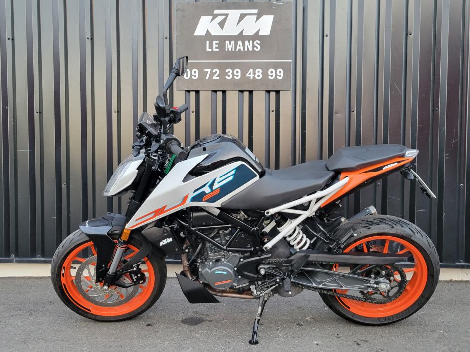 KTM 125 DUKE   1ERE MAIN  SEULEMENT 2900 KILOMETRES