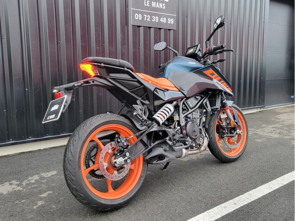 KTM 125 DUKE   SEULEMENT 1800 KILOMETRES